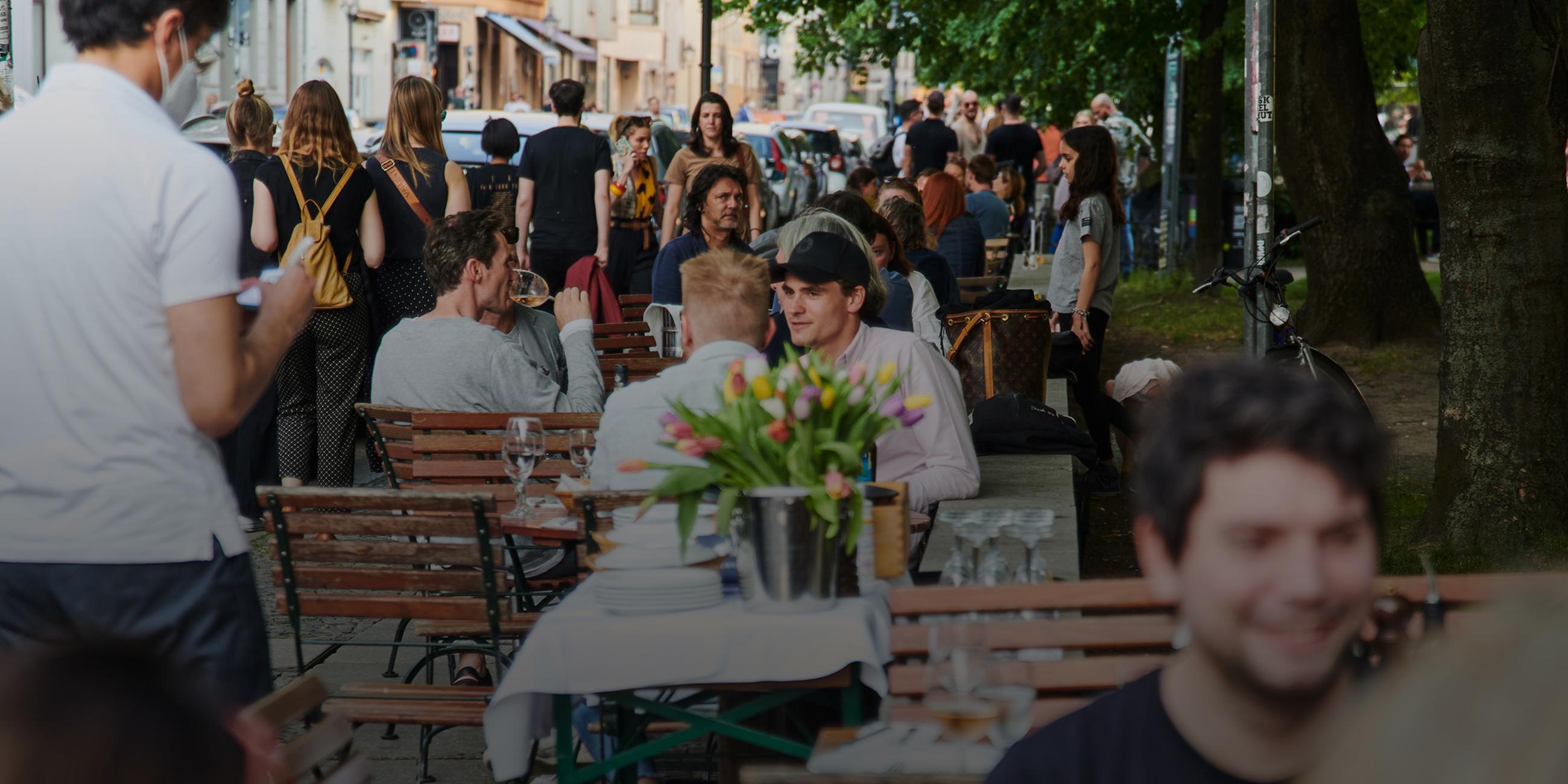 Zahlreiche Gäste sitzen draußen im Restaurant "Simon" in Berlin Mitte