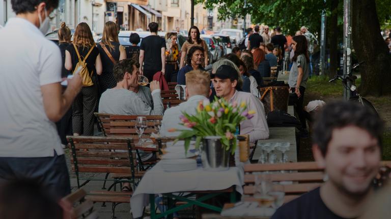 Zahlreiche Gäste sitzen draußen im Restaurant "Simon" in Berlin Mitte
