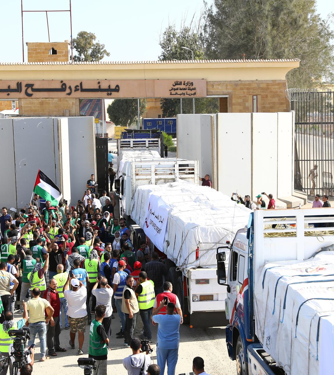 Lastwagen mit Hilfsgütern im Gazastreifen, Menschen stehen drumherum