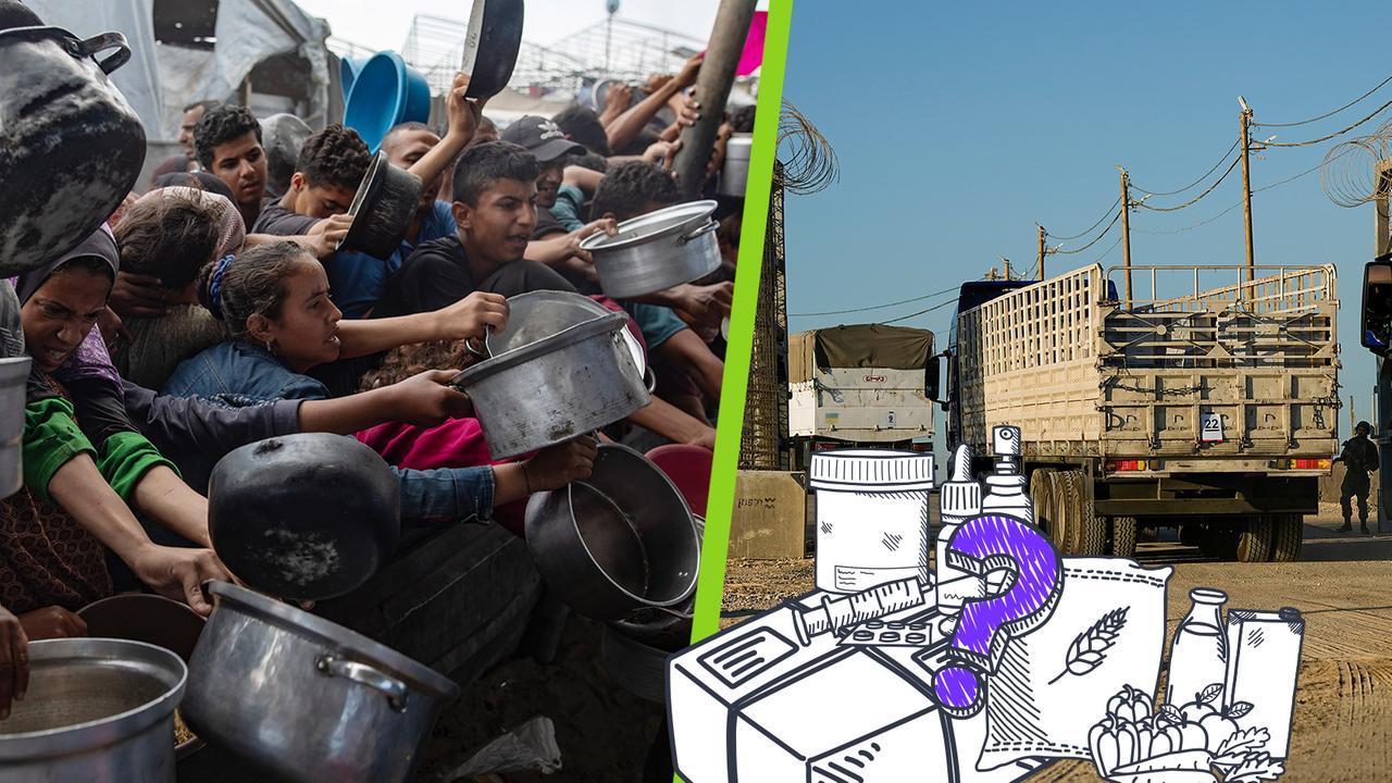 Auf der einen Seite warten Menschen im Gazastreifen auf Essen, auf der anderen kommen Lastwagen.