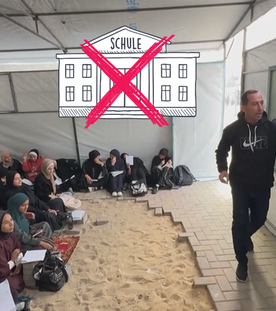 Schulkinder sitzen auf einem Boden in einem Zelt, vorne ein Lehrer mit Tafel. 