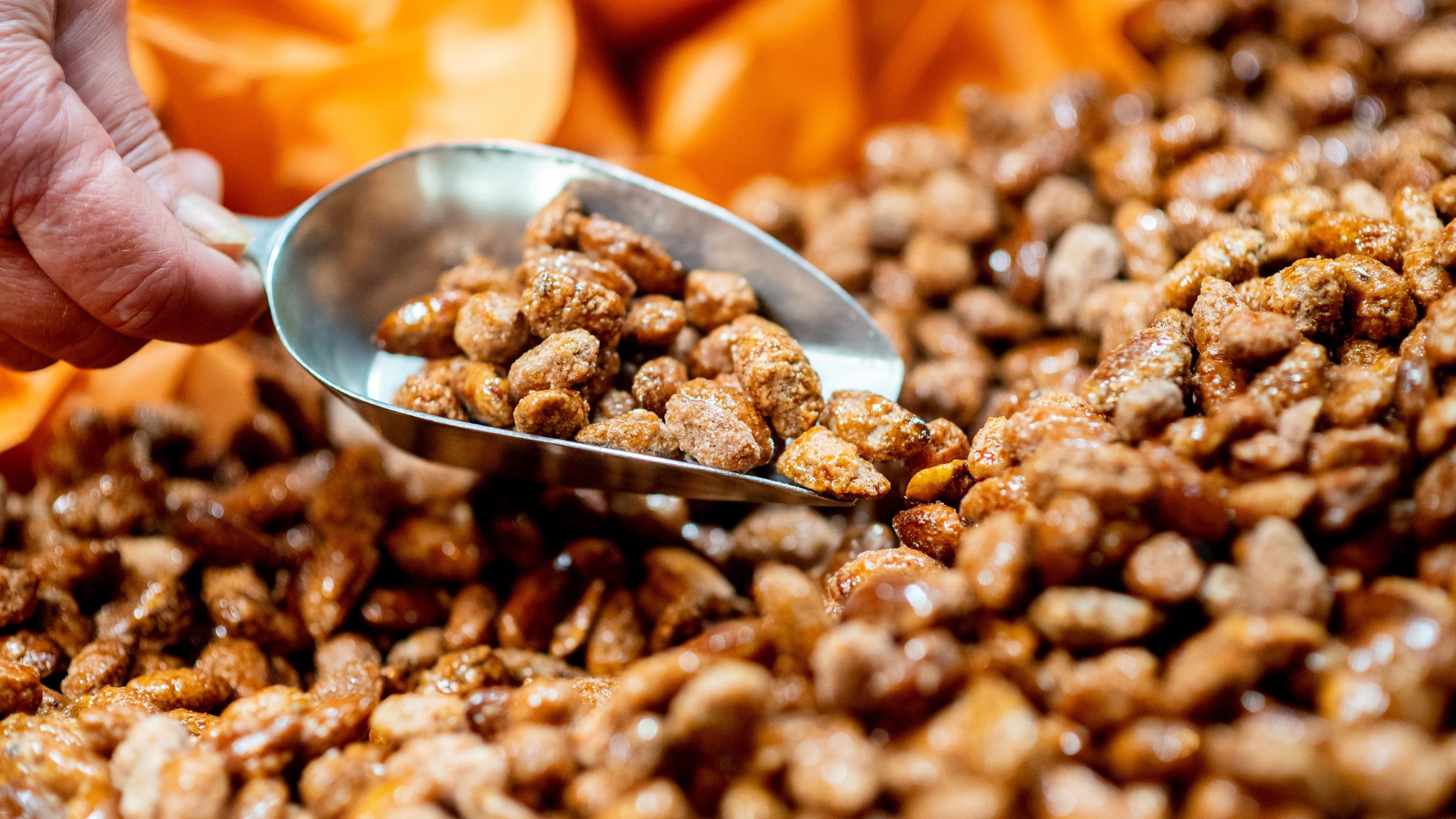 Eine Tüte mit gebrannten Mandeln.