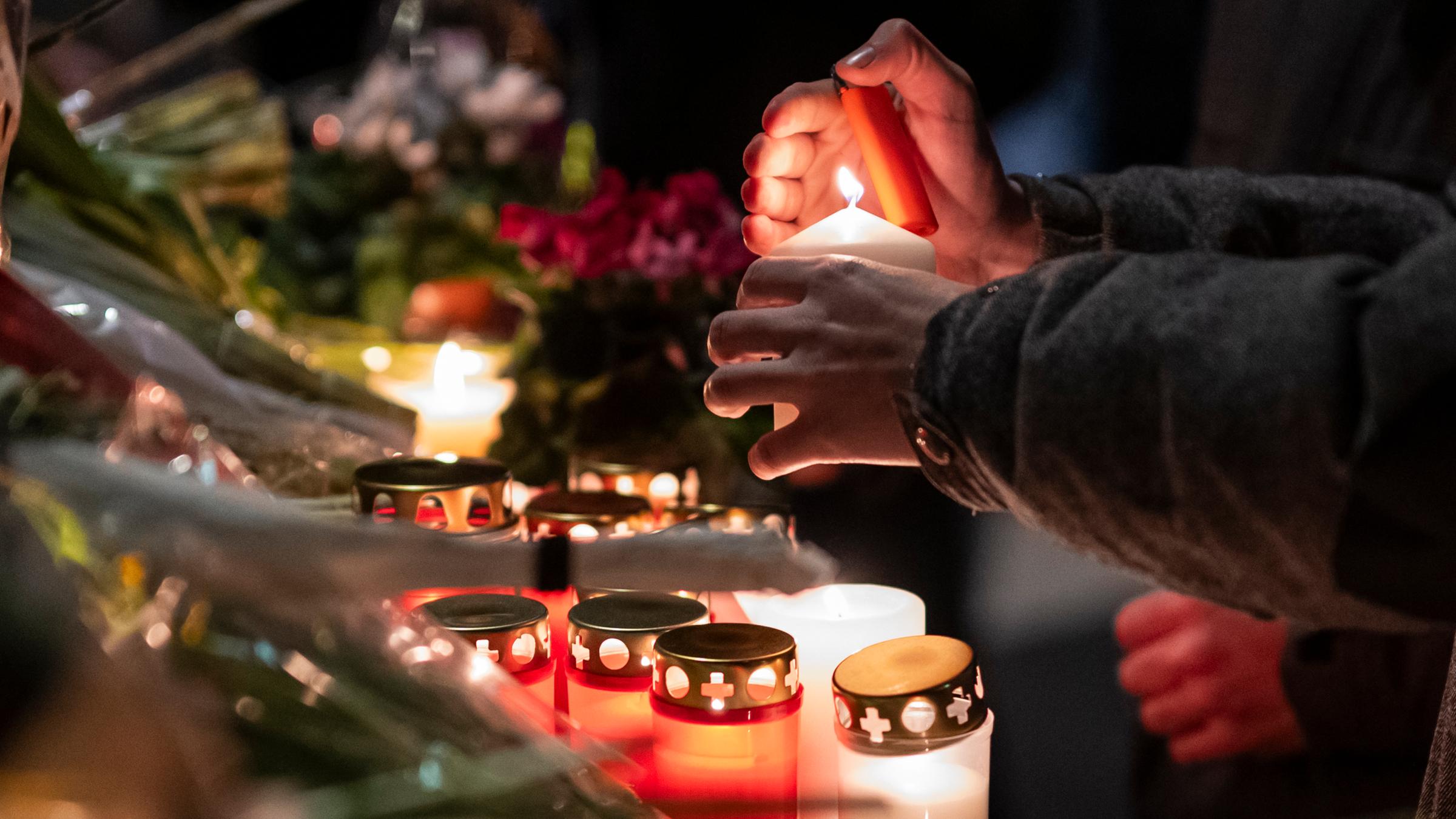 Trauernde versammeln sich, um Blumen niederzulegen und Kerzen anzuzünden, um der Opfer des Brandes in der Bar und Lounge «Le Constellation» zu gedenken.