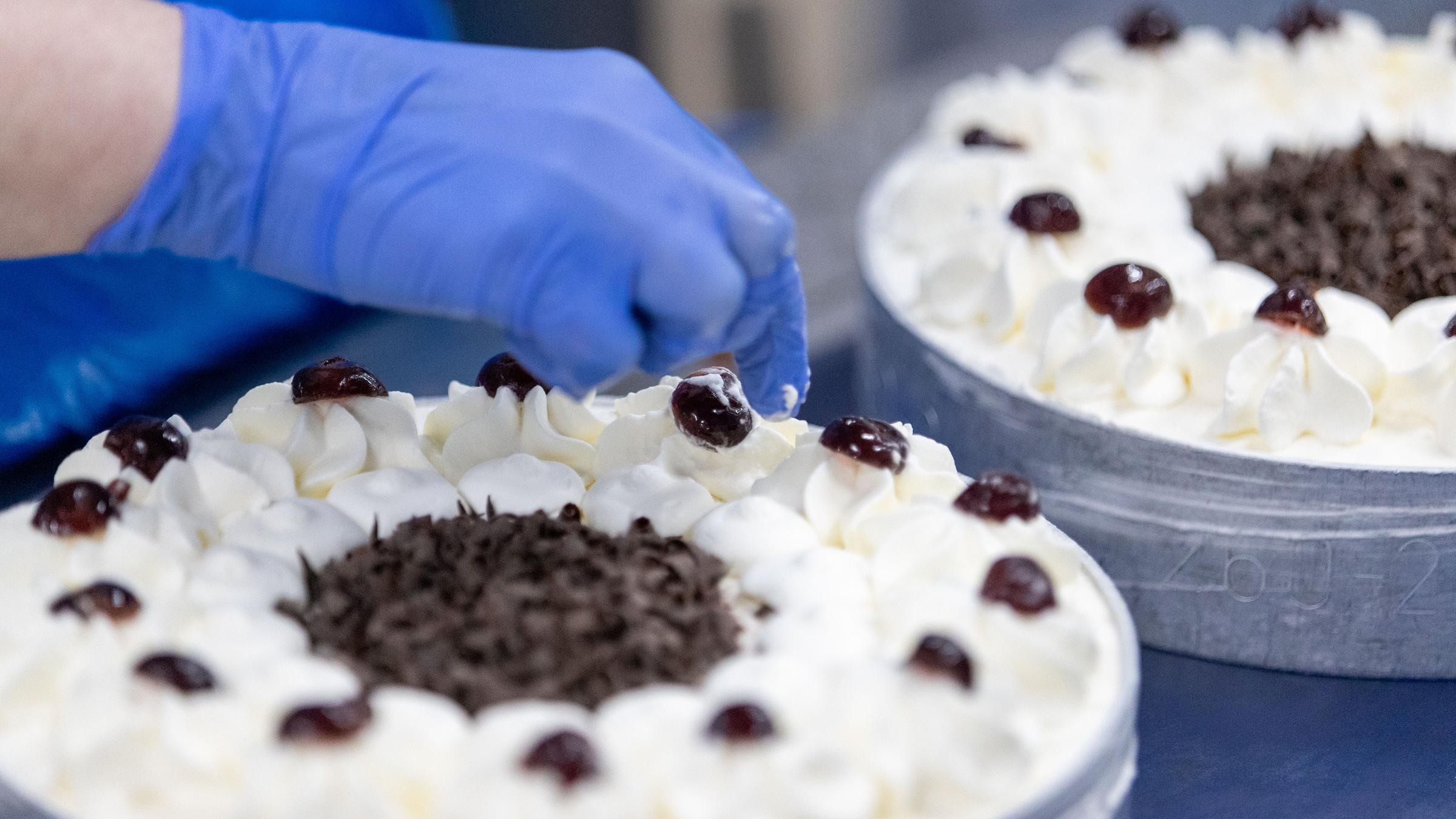 Eine Frau fertigt eine tiefgefrorene Torte an.