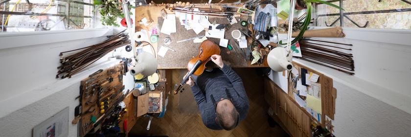 Geigenbauer baut eine Bratsche