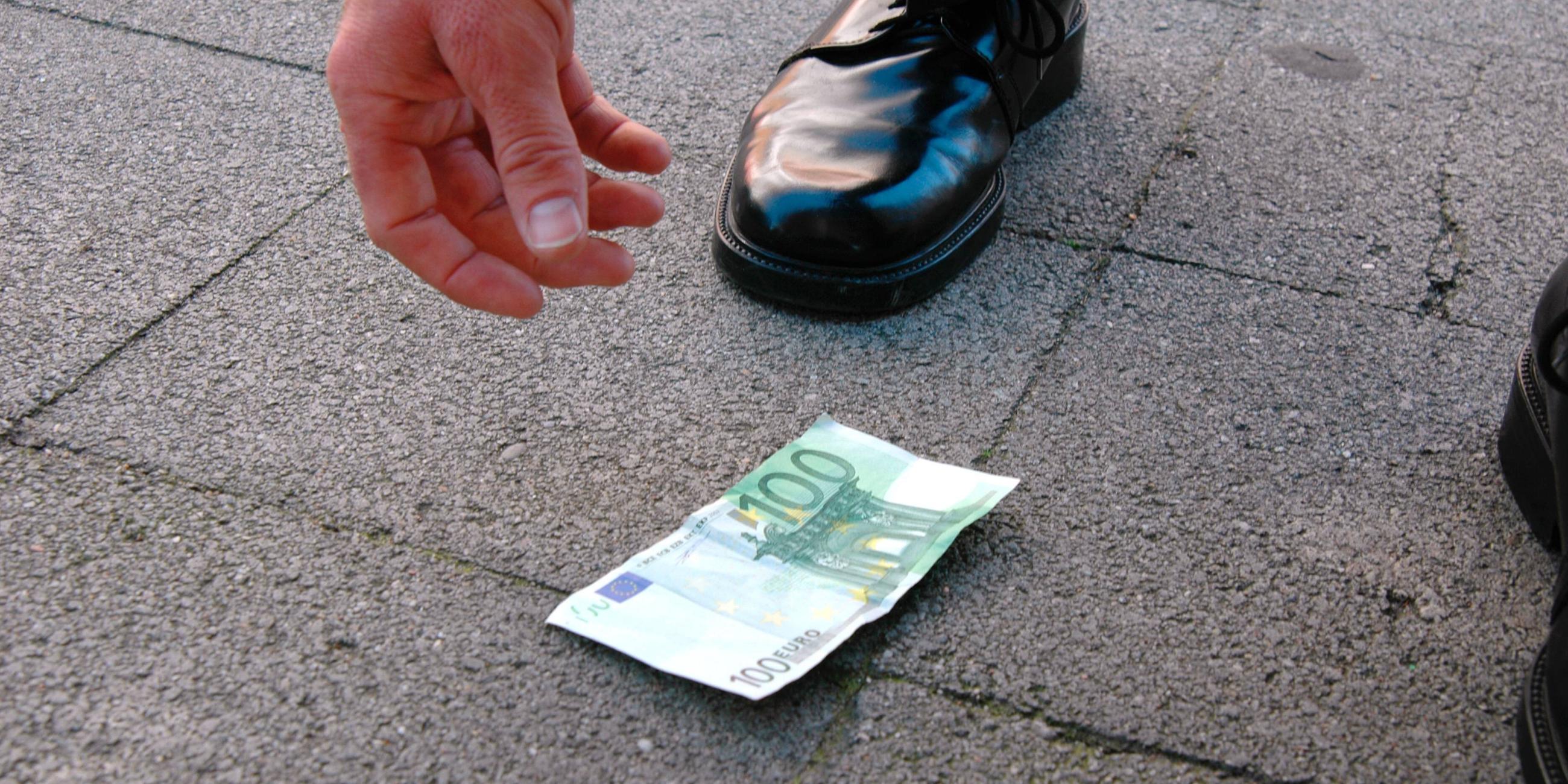 100-Euro-Schein auf dem Boden