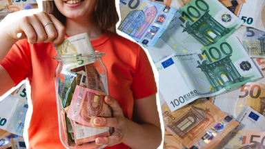 Eine Menge Geldscheine, im Vordergrund ein Mädchen mit einem Glas voll Geld. 