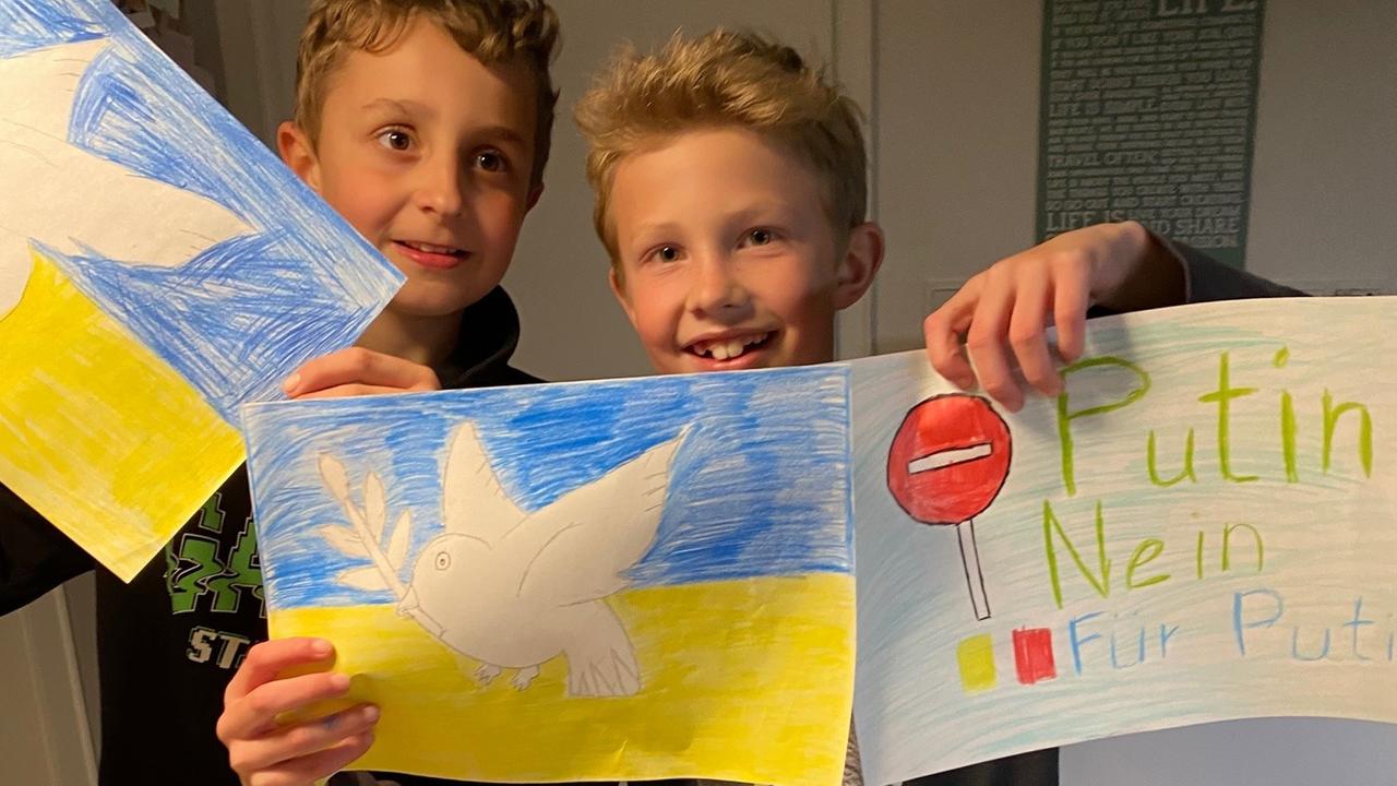 Nicolas und Leevi verkaufen selbst gemalte Bilder