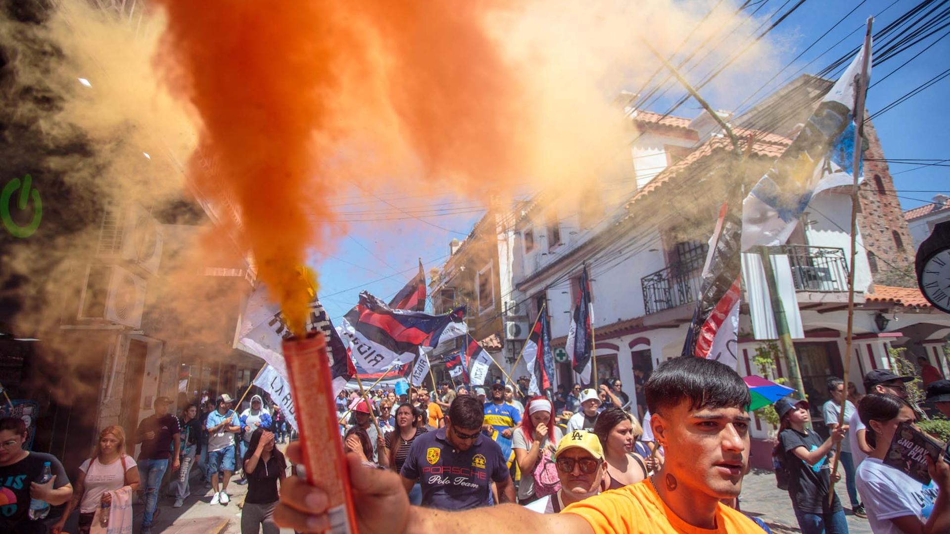 Argentinien, La Rioja: Menschen nehmen im Westen des Landes am Tag eines Generalstreiks an einer Demonstration gegen das Reformvorhaben vom argentinischen Präsidenten Milei teil.