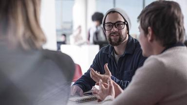 Junge Menschen bei der Teamarbeit in einem Büro