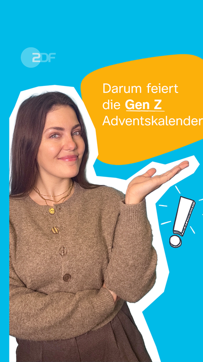 Eine braunhaarige Frau steht vor einem neutralen Hintergrund. Sie zeigt auf eine Sprechblase, darauf steht: "Darum feiert die Gen Z Adventskalender"