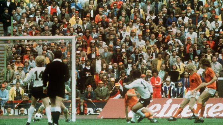 Gerd Müller schießt das 2:1 im WM-Finale 1974 gegen die Niederlande.