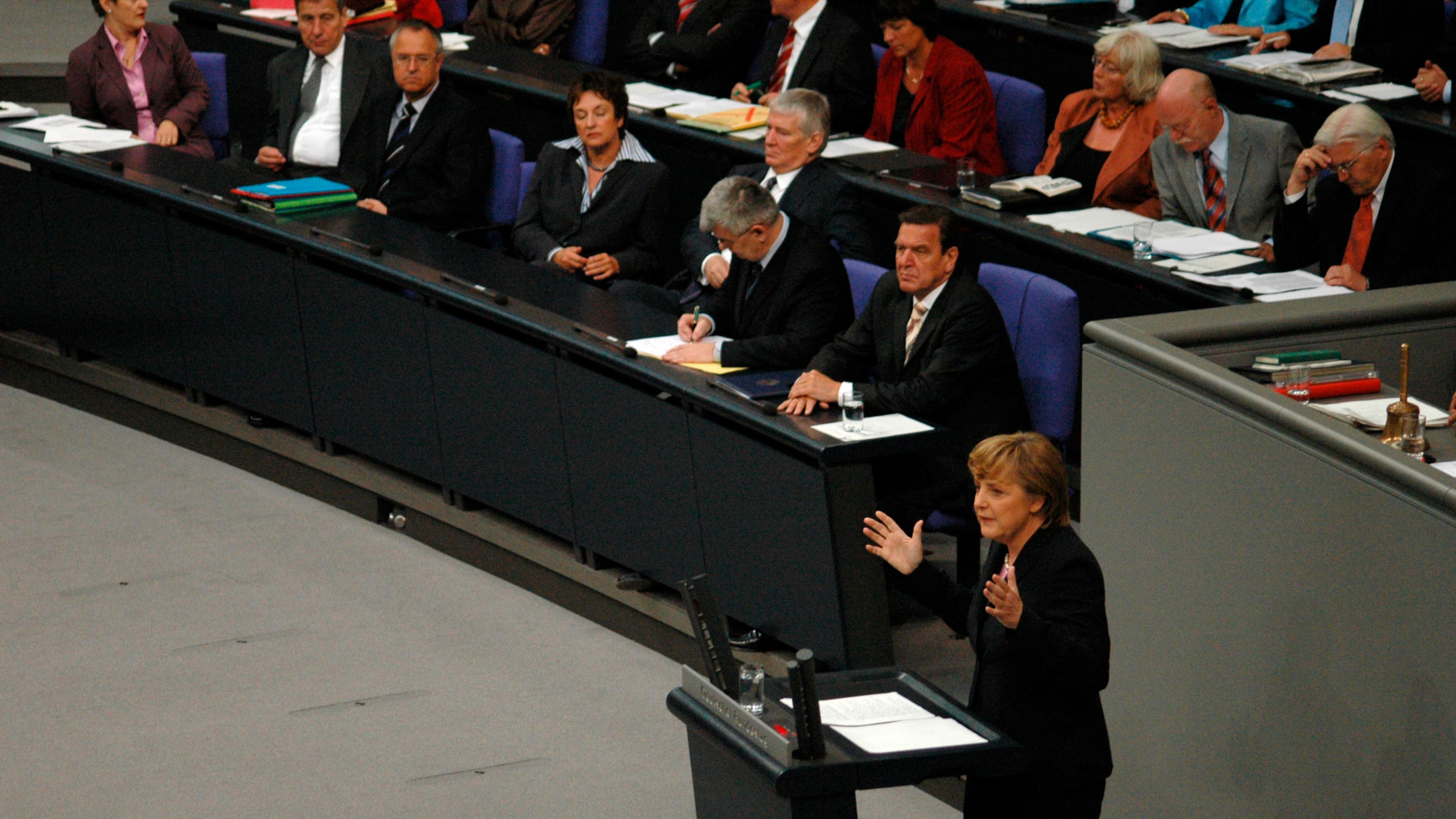 Angela Merkel und Gerhard Schröder im Bundestag.