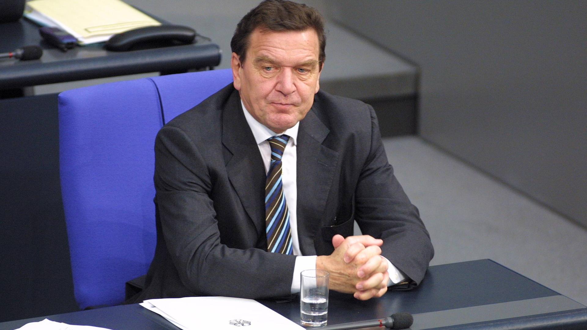 Gerhard Schröder im Bundestag.
