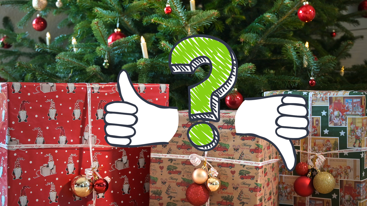 Unter einem Tannenbaum stehen Geschenke, davor grafisches Fragezeichen und Daumen hoch/runter