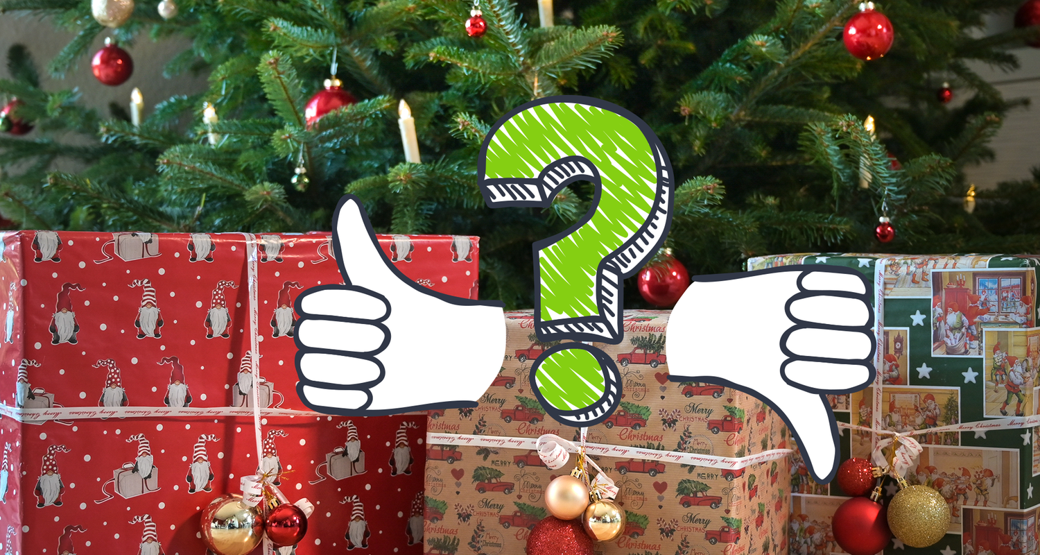 Unter einem Tannenbaum stehen Geschenke, davor grafisches Fragezeichen und Daumen hoch/runter