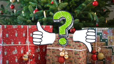 Unter einem Tannenbaum stehen Geschenke, davor grafisches Fragezeichen und Daumen hoch/runter