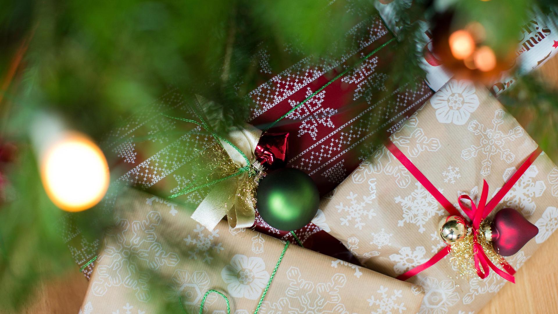Weihnachtsgeschenke unter Weihnachtsbaum
