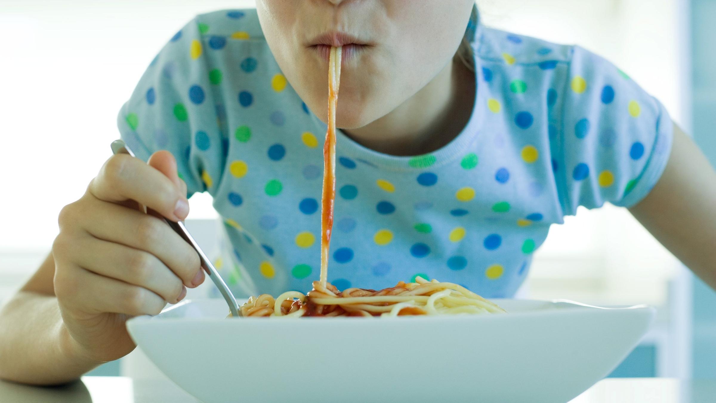 Junge isst Spagetti.