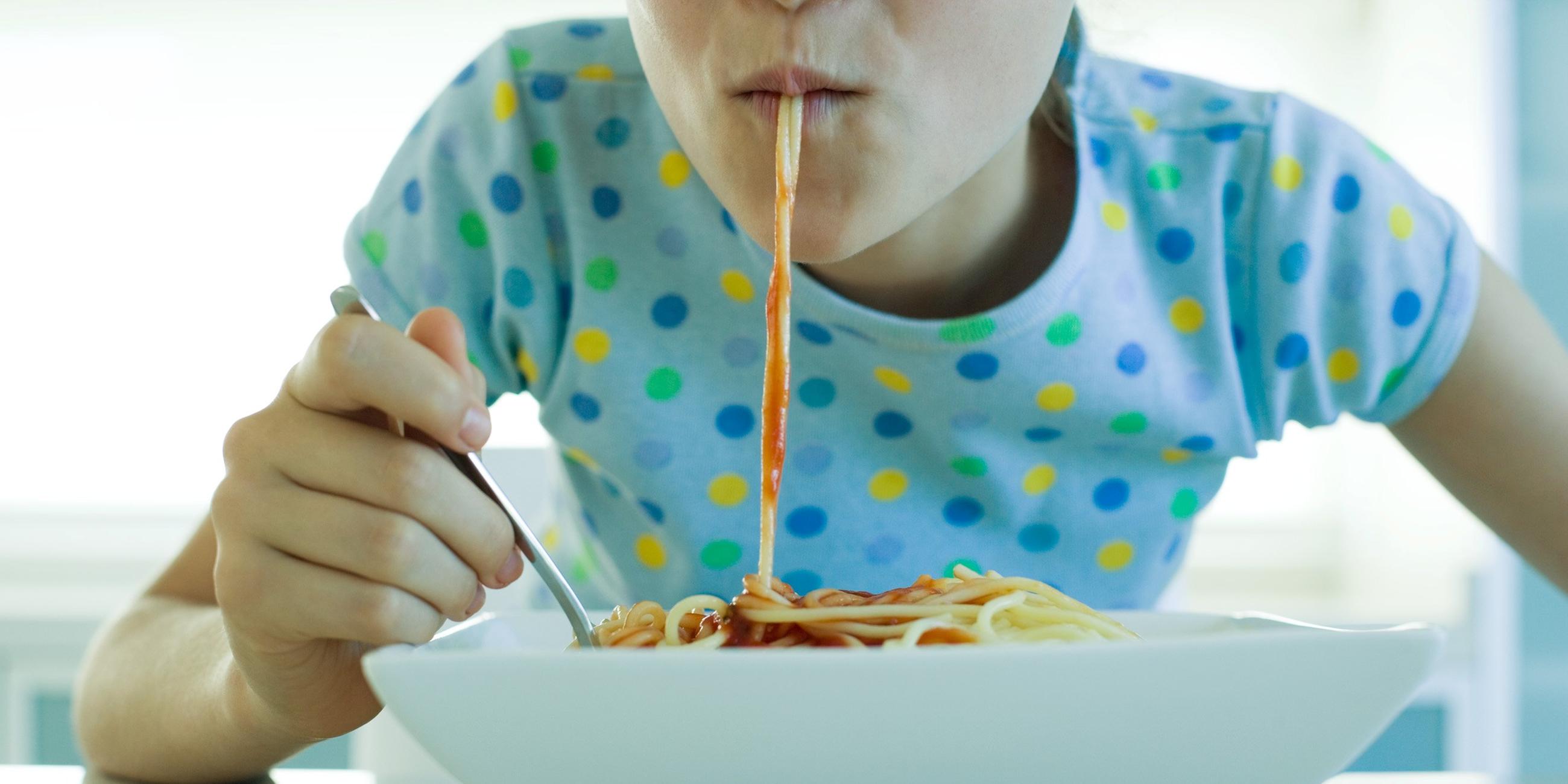 Junge isst Spagetti.