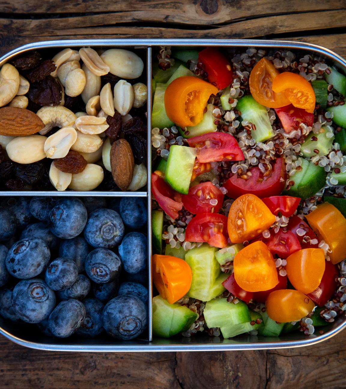 Box mit Nüssen, Heidelbeeren und Quinoa-Salat