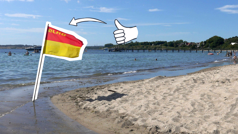 Eine Flagge am Strand zeigt, dass der Strand überwacht wird.