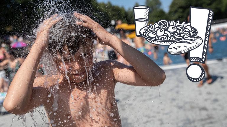 Ein Kind duscht im Freibad