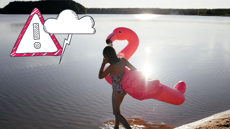 Ein Kind mit Schwimmtier steht vor einem See