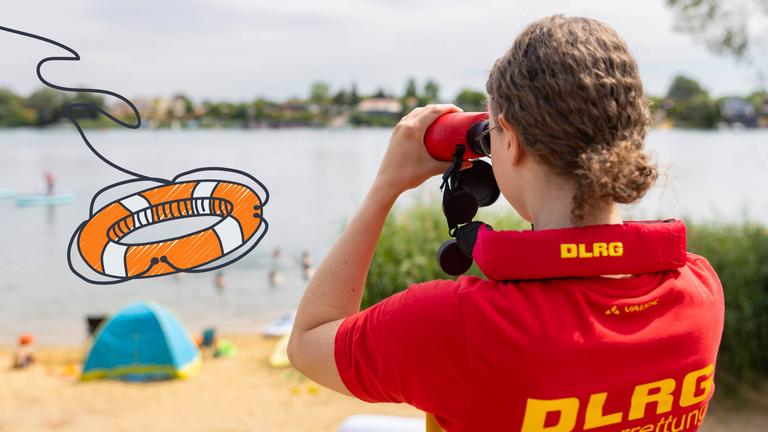 Eine Rettungsschwimmerin an einem See