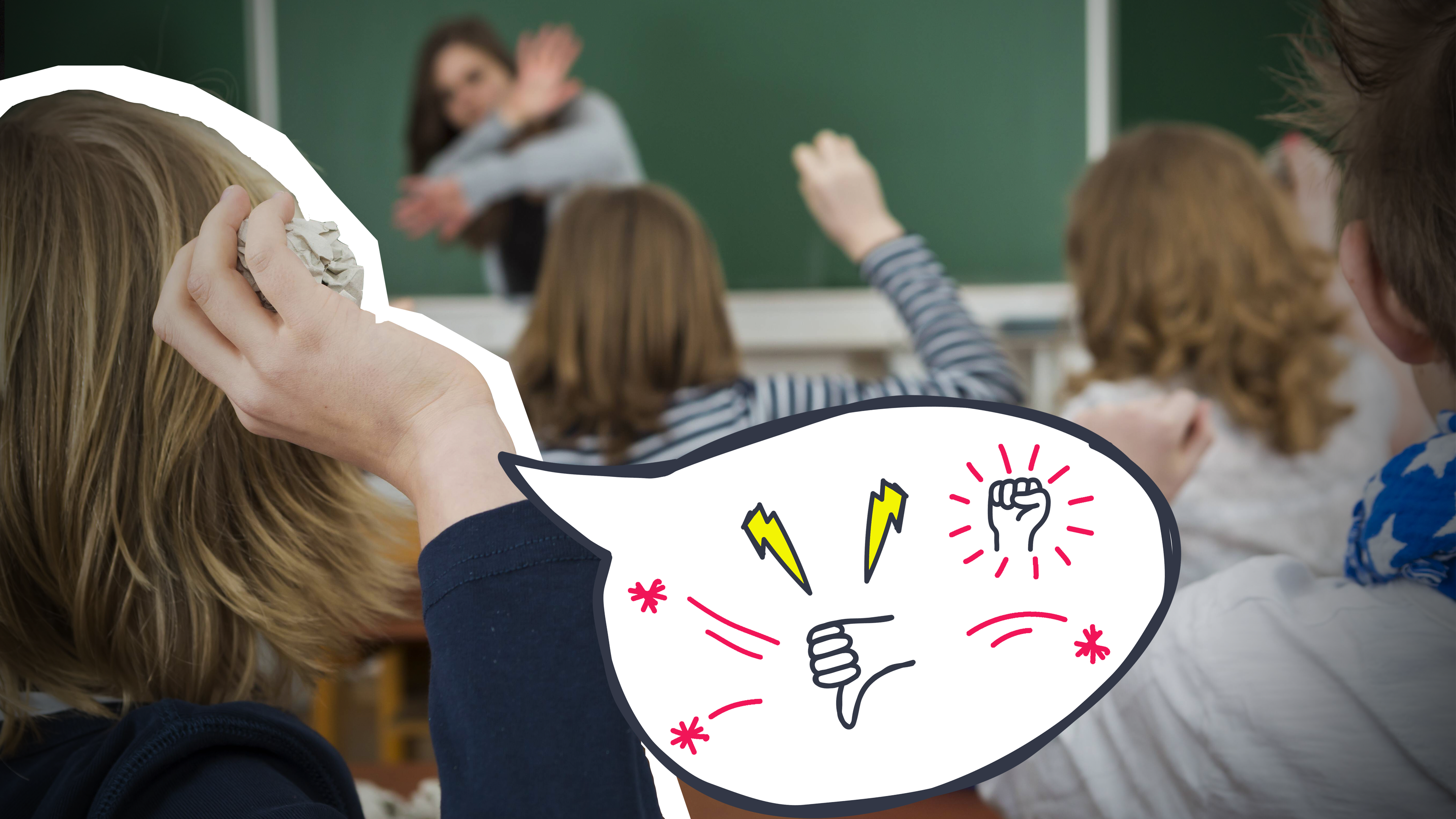 Kind wirft mit Papierknäuel nach Lehrerin, Sprechblase mit Beschimpfung.