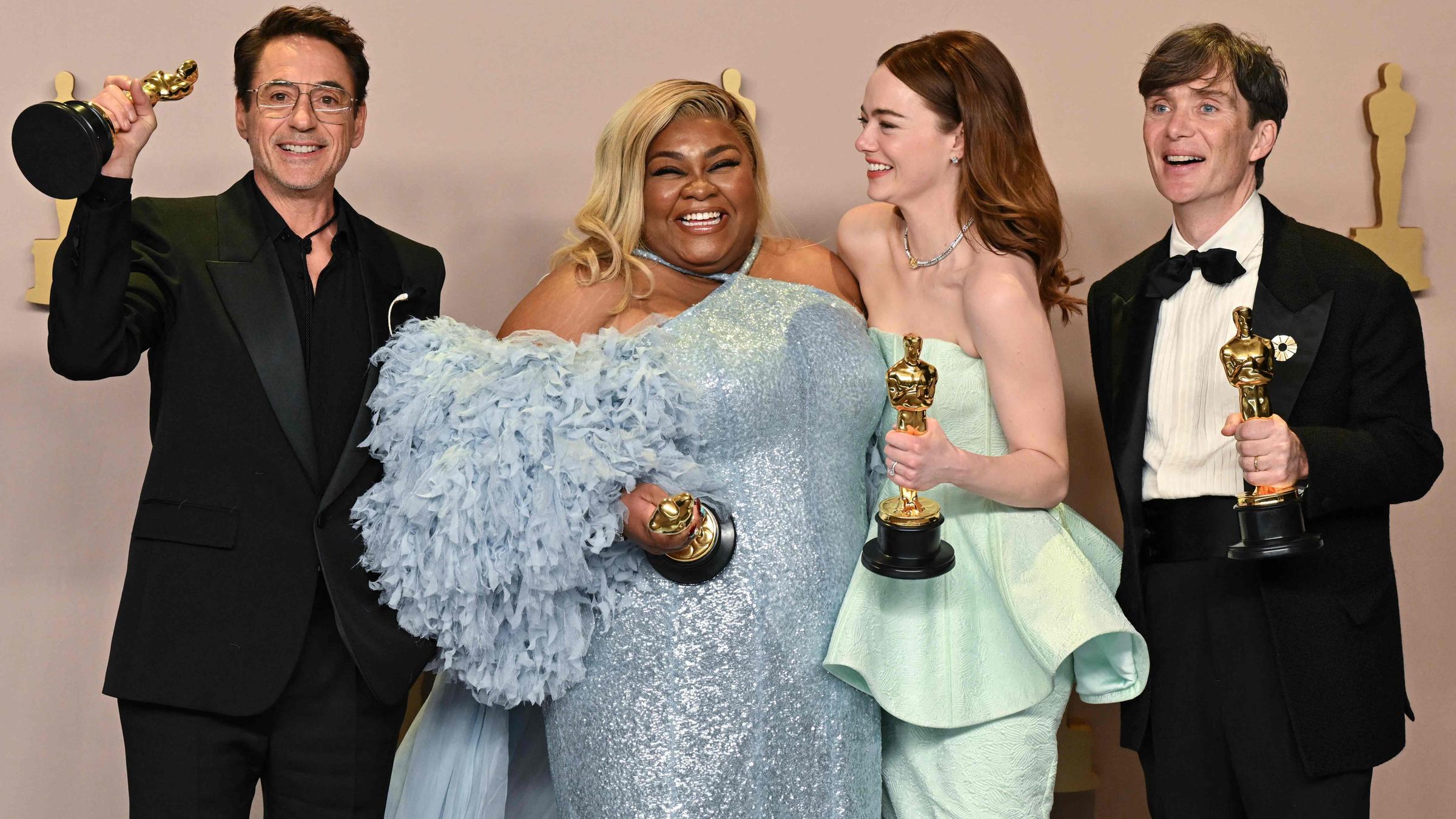 Robert Downey Junior, Da'Vine Joy Randolph, Emma Stone und Cillian Murphy posieren mit ihren Oscars.