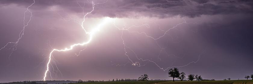 Ein Blitz zuckt bei einem Sommergewitter in der Nacht über den Himmel. Der Deutsche Wetterdienst (DWD) rechnete für Samstag mit weiteren Gewittern. Von den Mittelgebirgen bis zu den Küsten könnten sie gebietsweise kräftig ausfallen. 