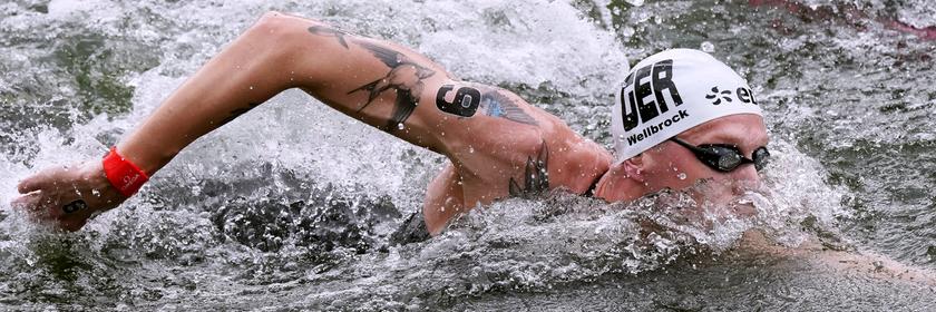Ein Mann schwimmt im Wasser. 