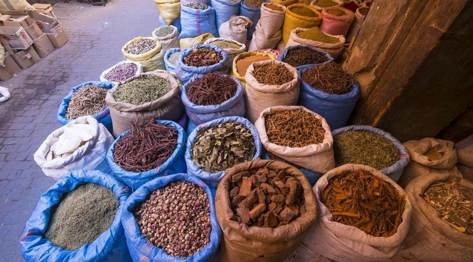 Säcke mit Gewürzen in der historischen Medina, Marrakesch