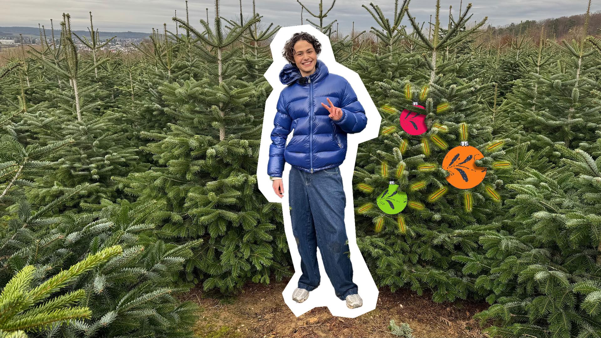 Reporter Gianni steht mit einer blauen Jacke gekleidet zwischen vielen Tannenbäumen auf einem Feld, neben ihn sieht man Christbaumkugeln.