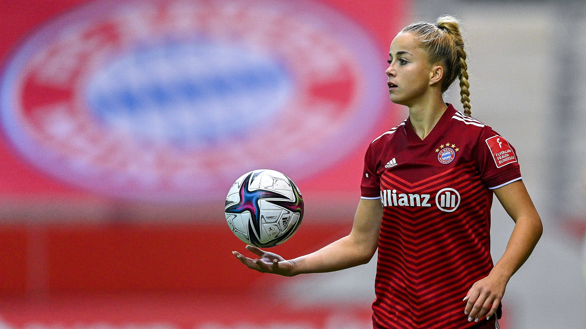 Fussball, Frauen-Bundesliga, FC Bayern München - TSG 1899 Hoffenheim: Giulia Gwinn von FC Bayern München beim Einwurf.