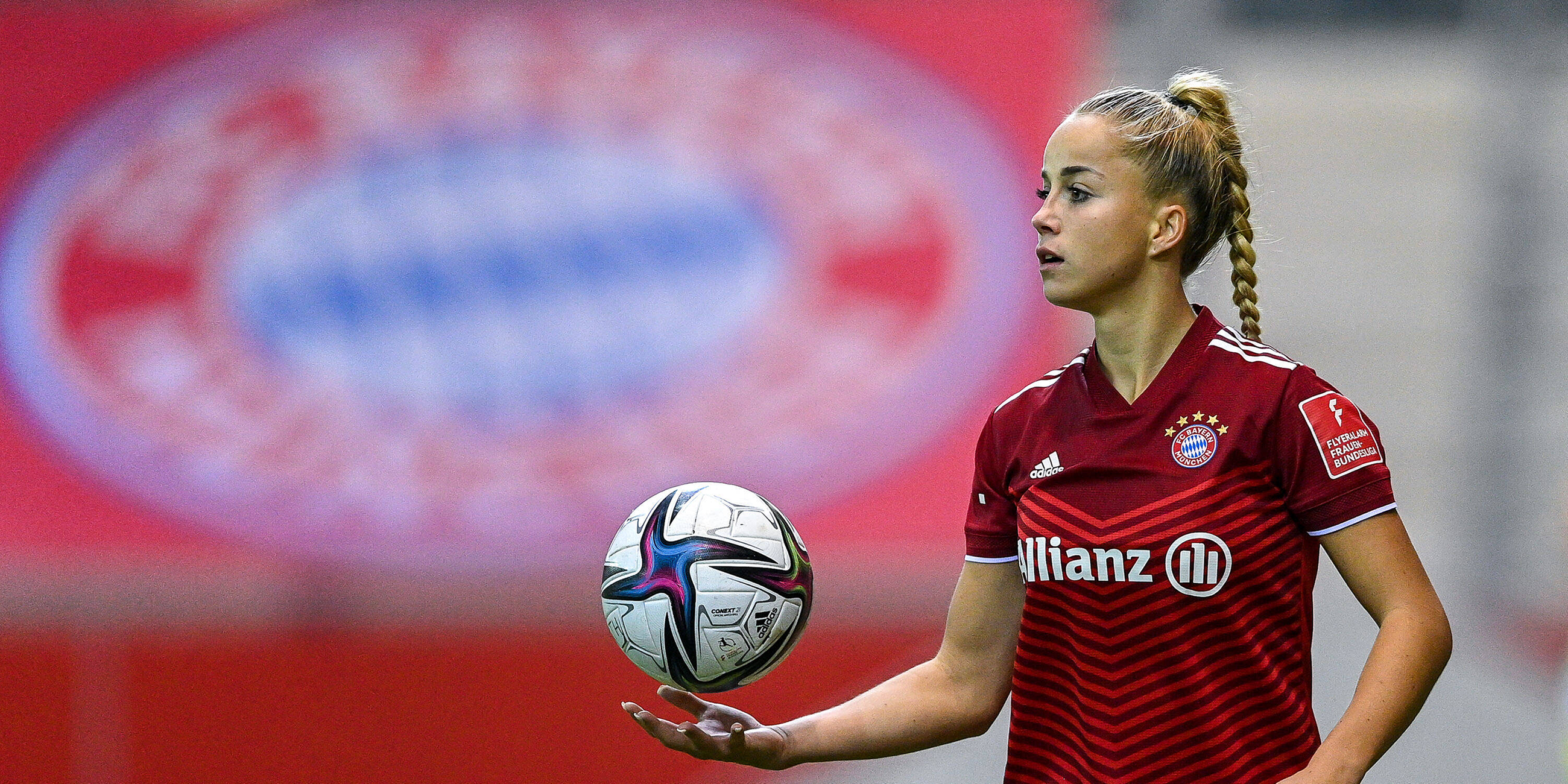 Fussball, Frauen-Bundesliga, FC Bayern München - TSG 1899 Hoffenheim: Giulia Gwinn von FC Bayern München beim Einwurf.
