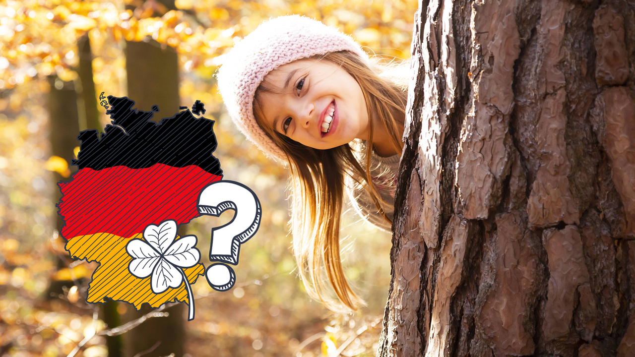 Kinder lacht hinter Baumstamm, daneben grafische Deutschlandkarte mit Kleeblatt und Fragezeichen