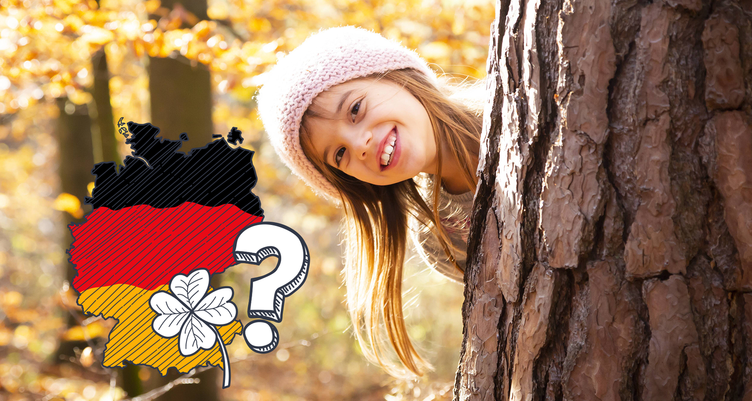 Kinder lacht hinter Baumstamm, daneben grafische Deutschlandkarte mit Kleeblatt und Fragezeichen