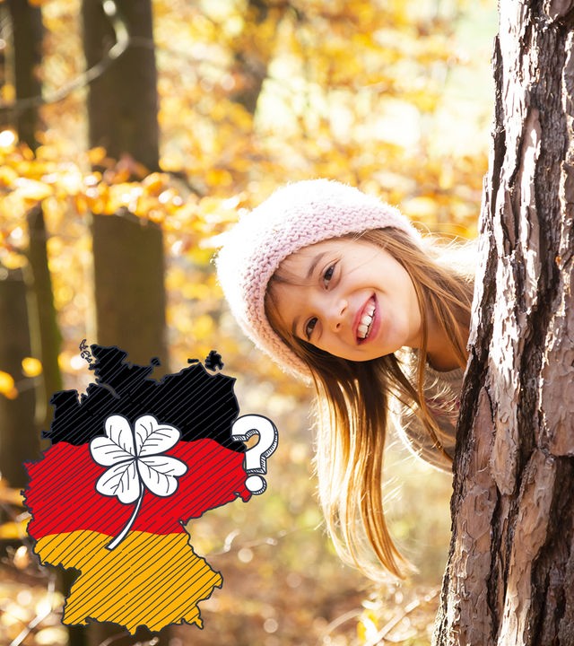 Kinder lacht hinter Baumstamm, daneben grafische Deutschlandkarte mit Kleeblatt und Fragezeichen
