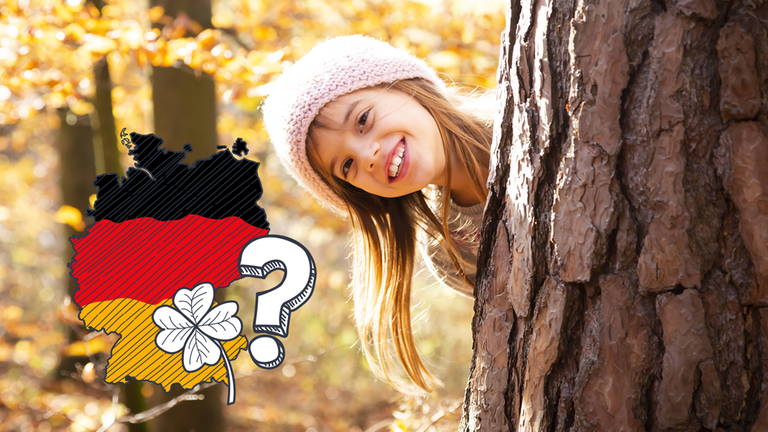Kinder lacht hinter Baumstamm, daneben grafische Deutschlandkarte mit Kleeblatt und Fragezeichen
