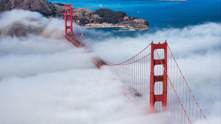 Die Golden Gate Bridge im Nebel