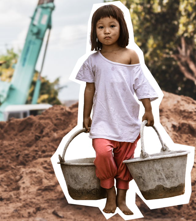 Kind mit schweren Eimern auf Baustelle