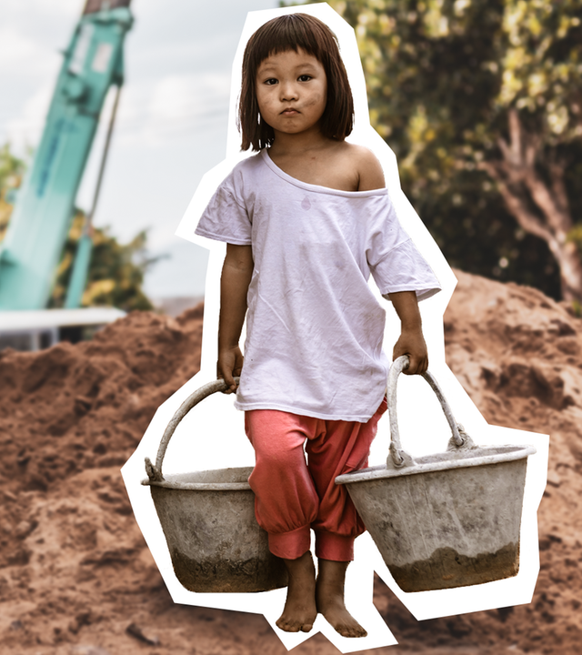 Kind mit schweren Eimern auf Baustelle
