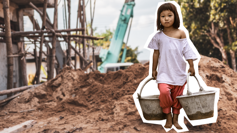 Kind mit schweren Eimern auf Baustelle