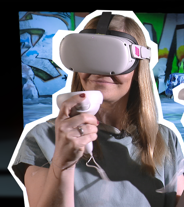 logo!-Reporterin Simone mit VR-Brille und einem Computerprogramm im Hintergrund