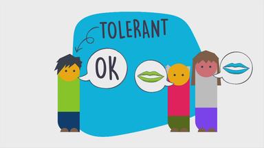 Drei Figuren stehen nebeneinander, neben einem ist eine Sprechblase mit dem Wort okay, neben den anderen beiden zwei Sprechblasen mit Mündern. Dahinter ein blauer Kreis und darauf steht das Wort tolerant mit einem Pfeil.