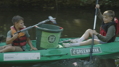 Green Kayak: Ein Mann fährt Kayak im Grünen
