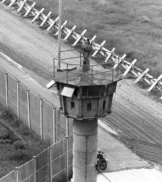 Ein Wachturm an der Berliner Mauer