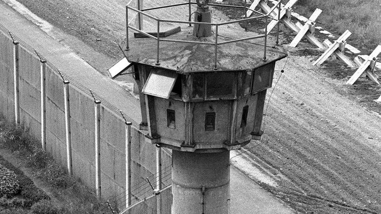 Ein Wachturm an der Berliner Mauer